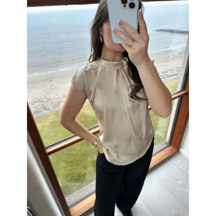 Neo Noir - Fleur Drapy Satin Blouse - Dark Sand