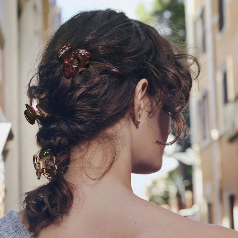 Maanesten - Cerys Small Hairclaw Maroon