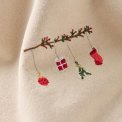 Ib Laursen - Stofserviet Tradition gren m/r�de b�r og h�ngende julepynt h�rfarvet