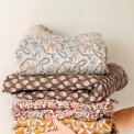 IB LAURSEN - Quilt m/mrkebrunt og blt blomstermnster
