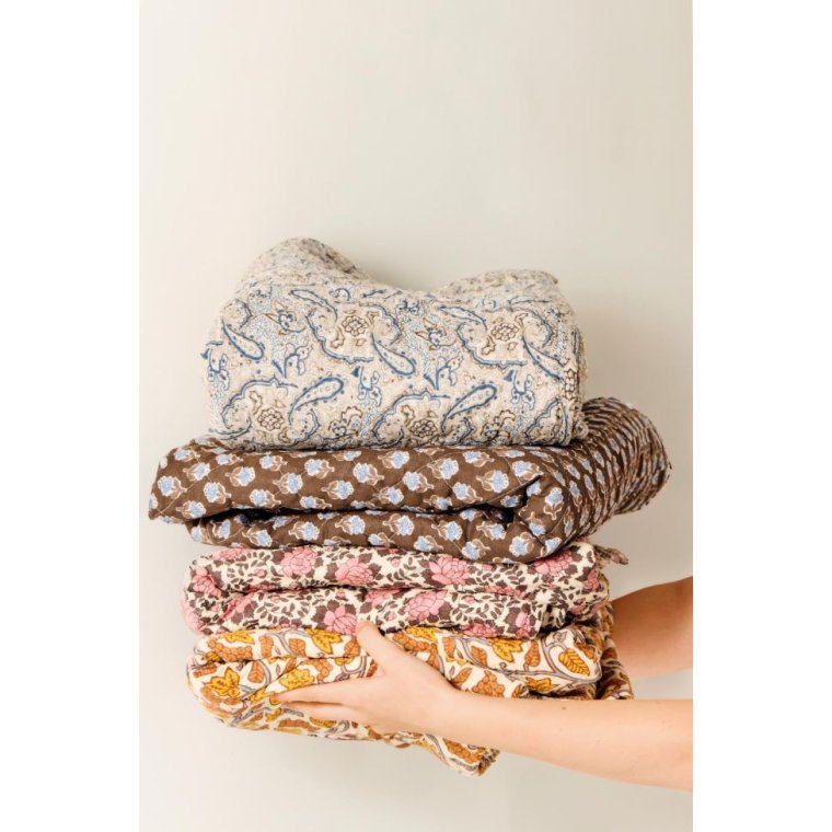 IB LAURSEN - Quilt m/mrkebrunt og blt blomstermnster